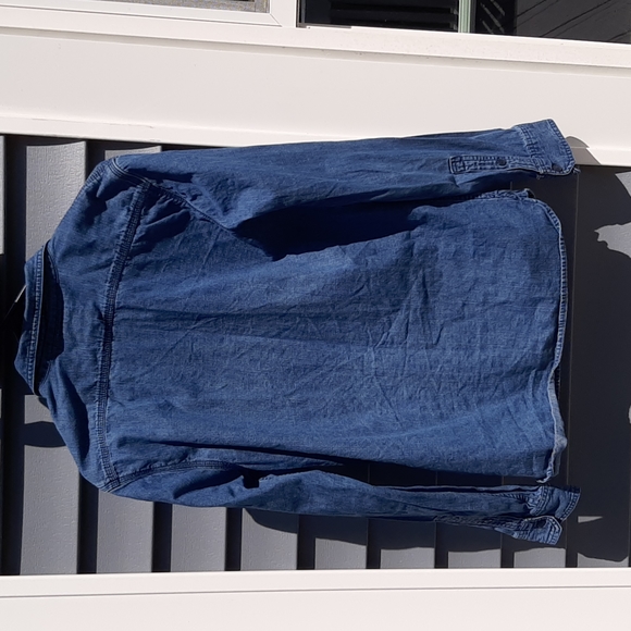 Classic levis denim shirt a wardrobe staple - Picture 2 of 6